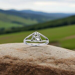 Celtic Triquetra Sterling Silver Ring, Size 8 NWT